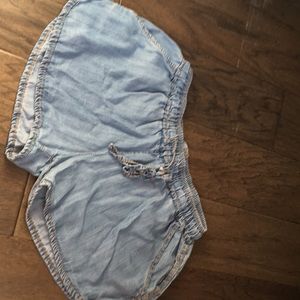 I am selling shorts they have pockets in colour is blue it was made in Italy.